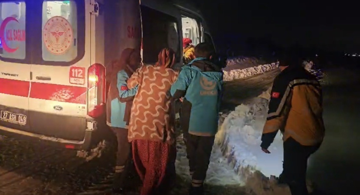 Doğum sancısı başlayan kadının imdadına karlı yolları aşan UMKE ekipleri yetişti
