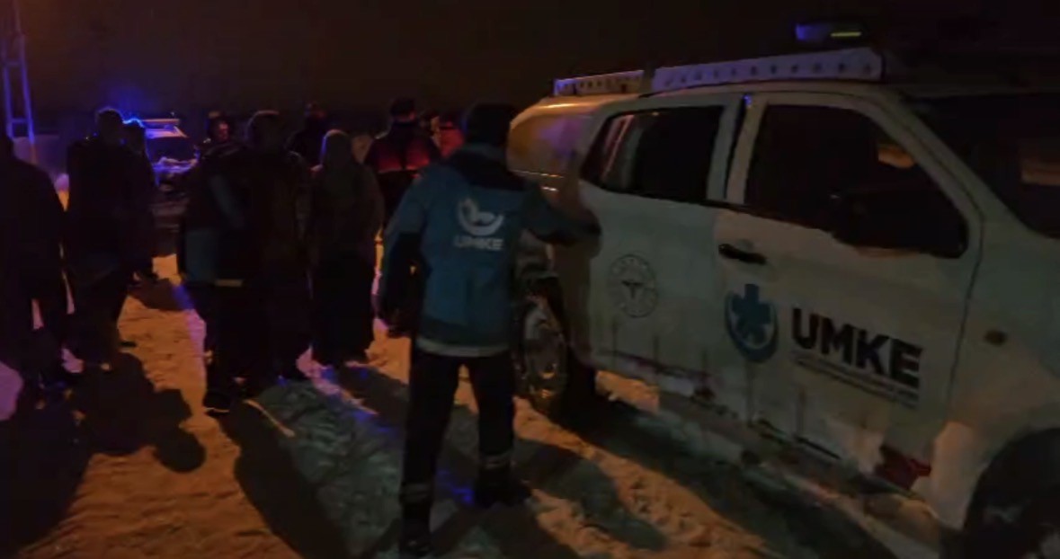 Doğum sancısı başlayan kadının imdadına karlı yolları aşan UMKE ekipleri yetişti
