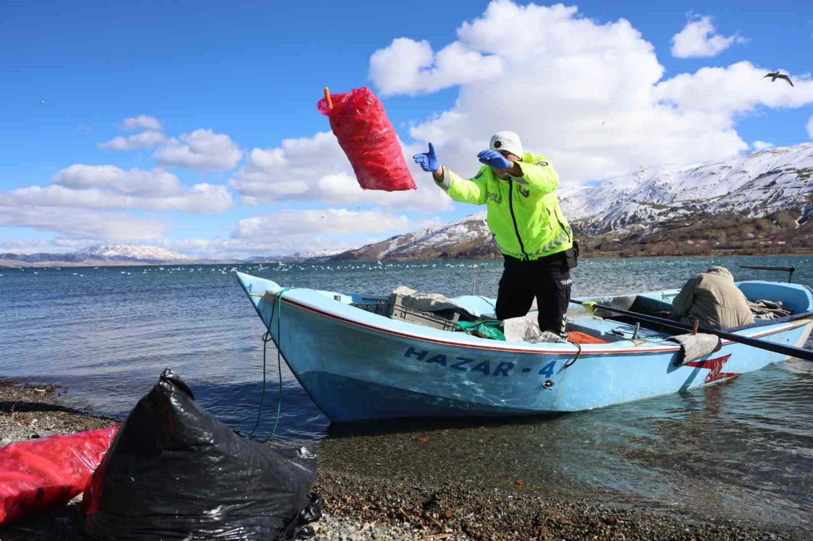 Doğu’nun gizli denizinde şefkat eli: Polis ekipleri martı ve tavşanları unutmadı
