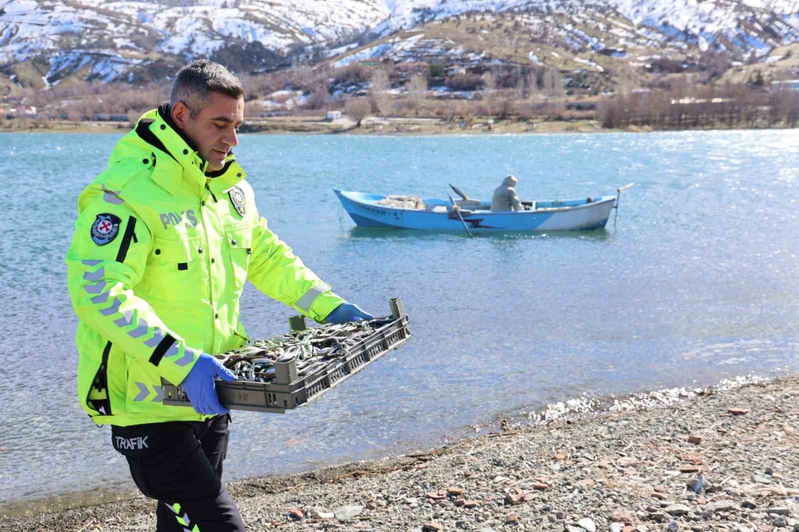 Doğu’nun gizli denizinde şefkat eli: Polis ekipleri martı ve tavşanları unutmadı
