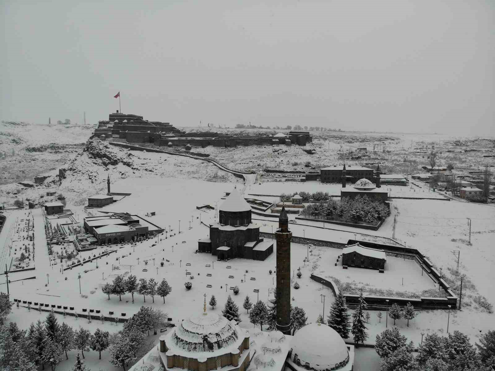 Doğu’nun incisi Kars, beyaz gelinliğini giydi: Beyaza bürünen kent havadan görüntülendi
