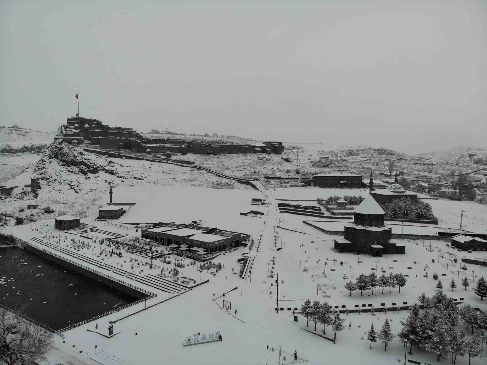 Doğu’nun incisi Kars, beyaz gelinliğini giydi: Beyaza bürünen kent havadan görüntülendi
