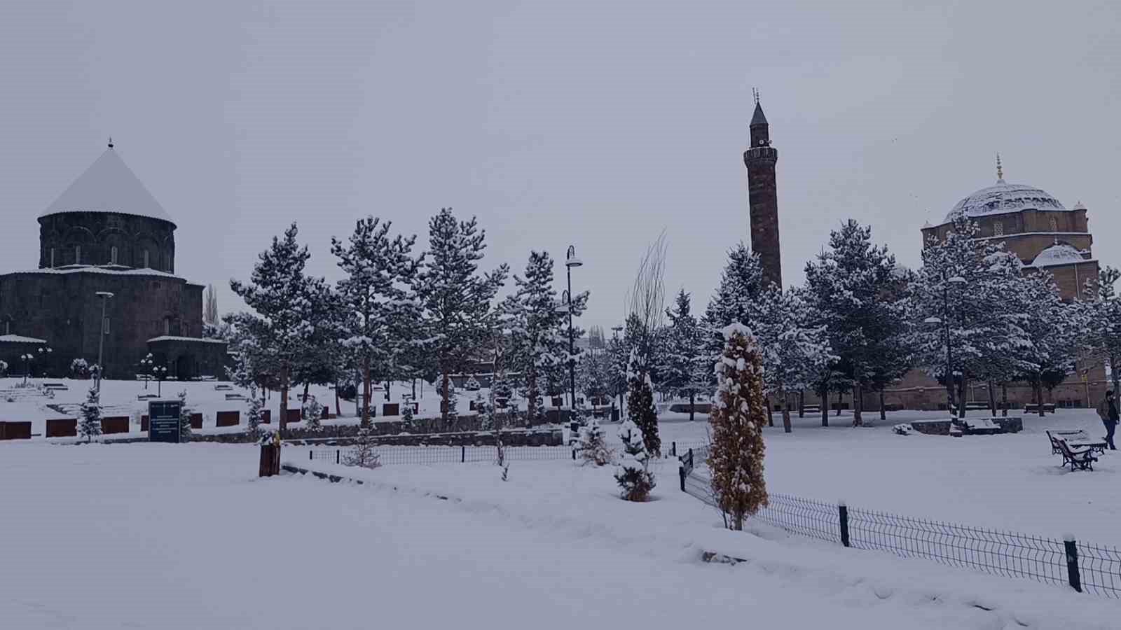 Doğu’nun incisi Kars, beyaz gelinliğini giydi: Beyaza bürünen kent havadan görüntülendi
