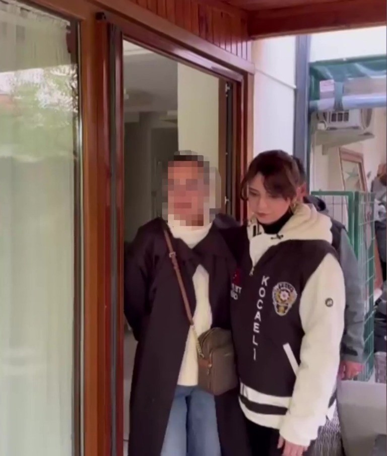 Doğurduğu bebeğini çöp konteynerine atan anne 19 yıl sonra hakim karşısında
Doğurduğu bebeğini çöp konteynerine atan anne 19 yıl sonra hakim karşısında