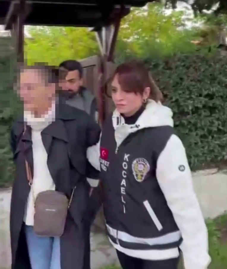 Doğurduğu bebeğini çöp konteynerine atan anne 19 yıl sonra hakim karşısında
Doğurduğu bebeğini çöp konteynerine atan anne 19 yıl sonra hakim karşısında