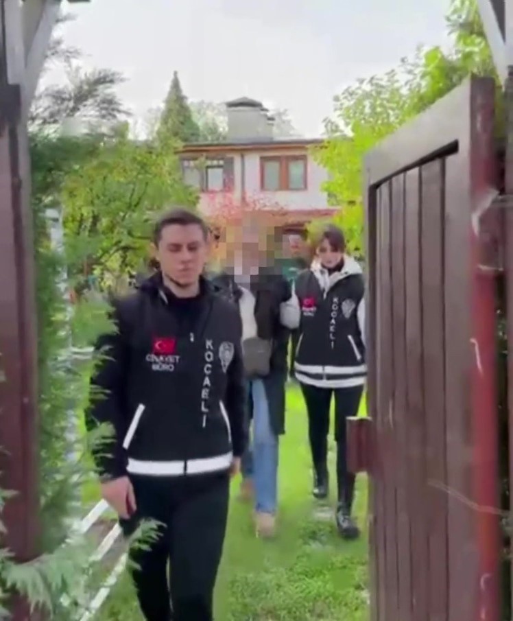 Doğurduğu bebeğini çöp konteynerine atan anne 19 yıl sonra hakim karşısında
Doğurduğu bebeğini çöp konteynerine atan anne 19 yıl sonra hakim karşısında