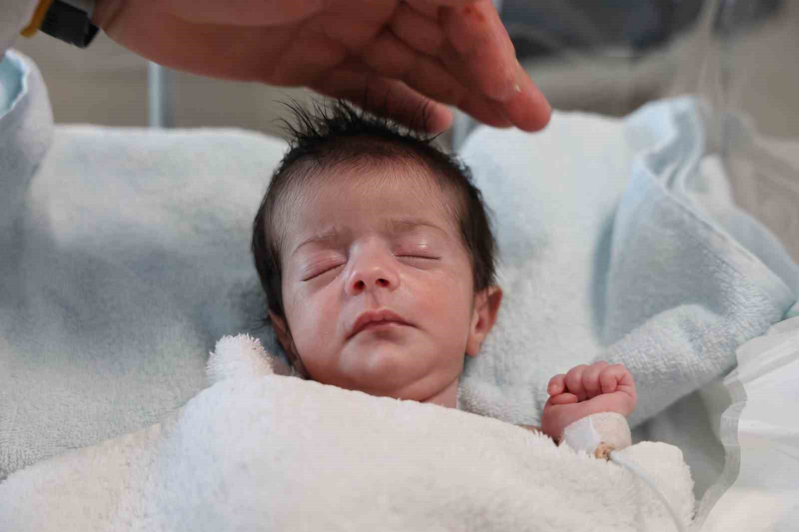 Doğuştan yemek borusu olmayan 4 günlük bebek, Elazığ’da hayata tutundu
