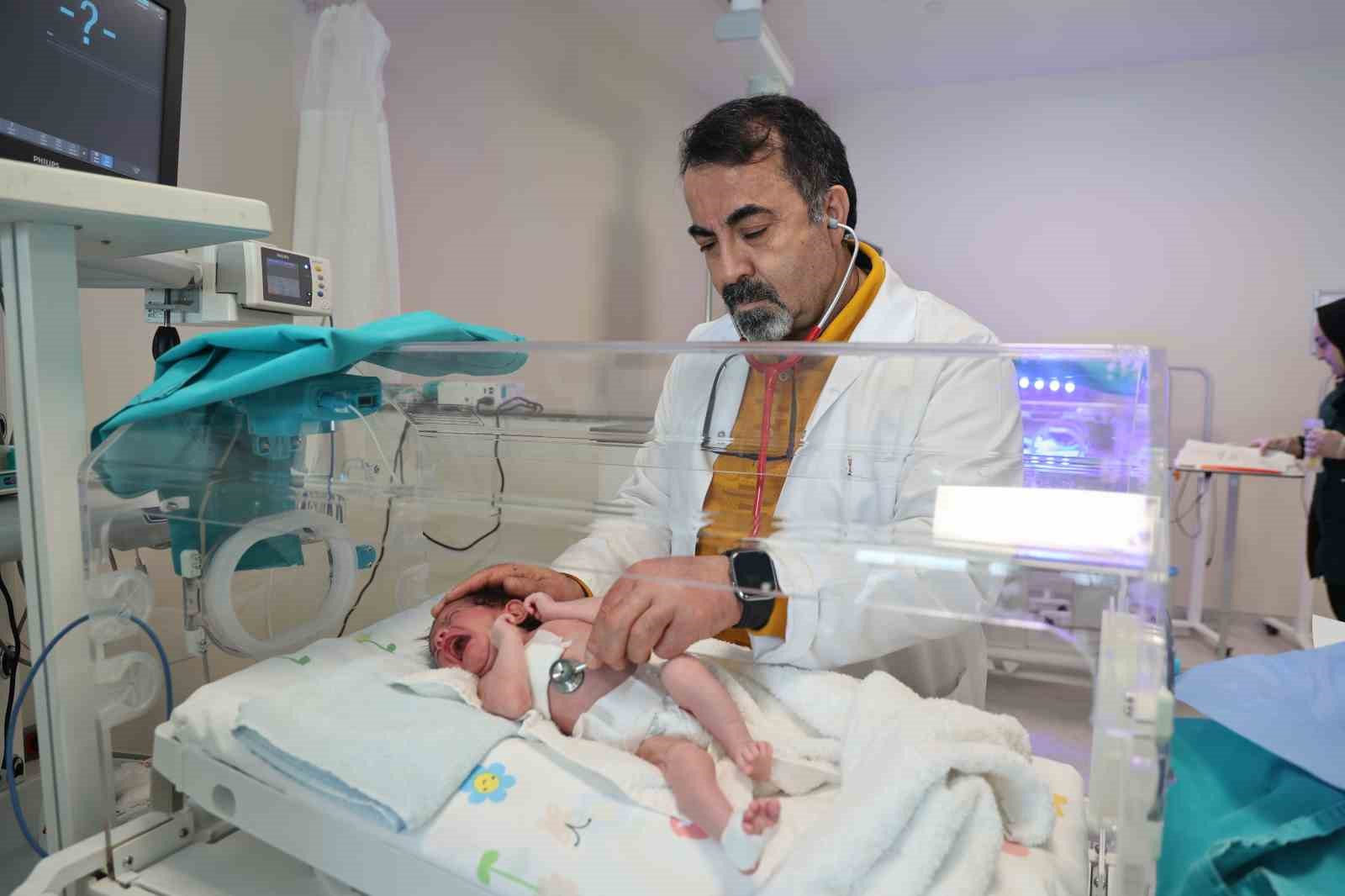 Doğuştan yemek borusu olmayan 4 günlük bebek, Elazığ’da hayata tutundu
