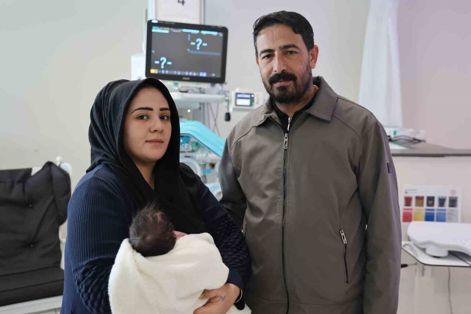 Doğuştan yemek borusu olmayan 4 günlük bebek, Elazığ’da hayata tutundu
