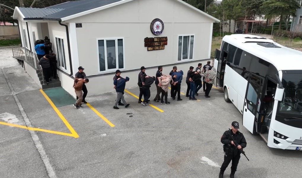 Doktoru 11 milyon lira dolandıran şebekenin 28,6 milyarlık işlem hacmi ortaya çıktı
Doktoru 11 milyon lira dolandıran şebekenin 28,6 milyarlık işlem hacmi ortaya çıktı