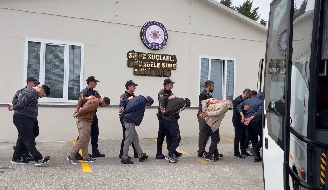 Doktoru 11 milyon lira dolandıran şebekenin 28,6 milyarlık işlem hacmi ortaya çıktı
Doktoru 11 milyon lira dolandıran şebekenin 28,6 milyarlık işlem hacmi ortaya çıktı