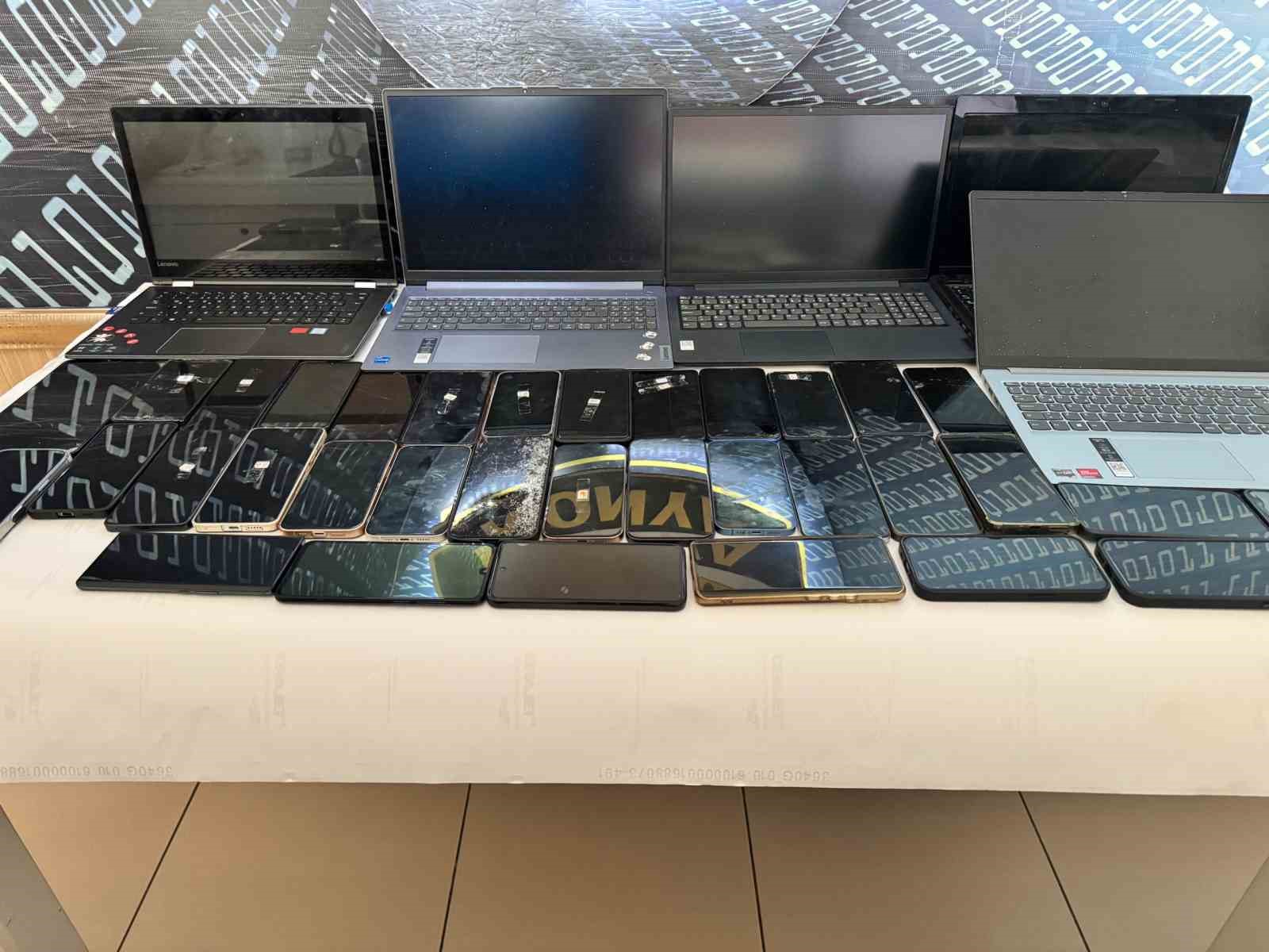 Doktoru 11 milyon lira dolandıran şebekenin 28,6 milyarlık işlem hacmi ortaya çıktı
Doktoru 11 milyon lira dolandıran şebekenin 28,6 milyarlık işlem hacmi ortaya çıktı