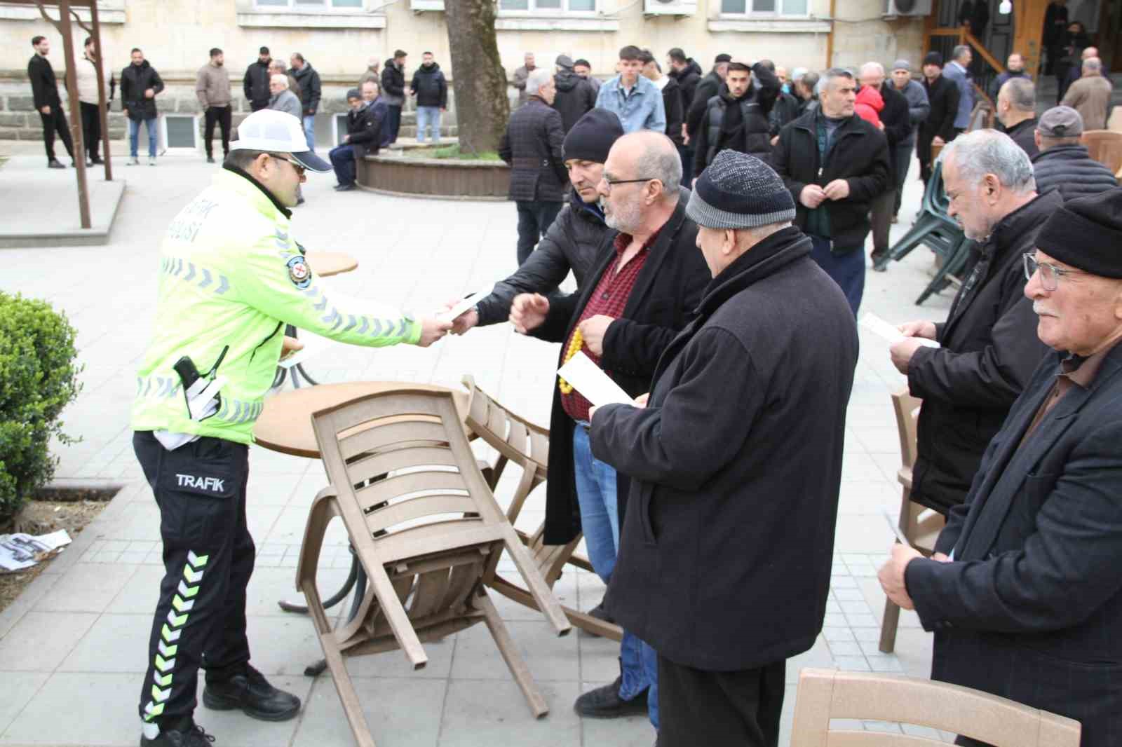 Dolandırıcılara karşı broşür dağıtımı
