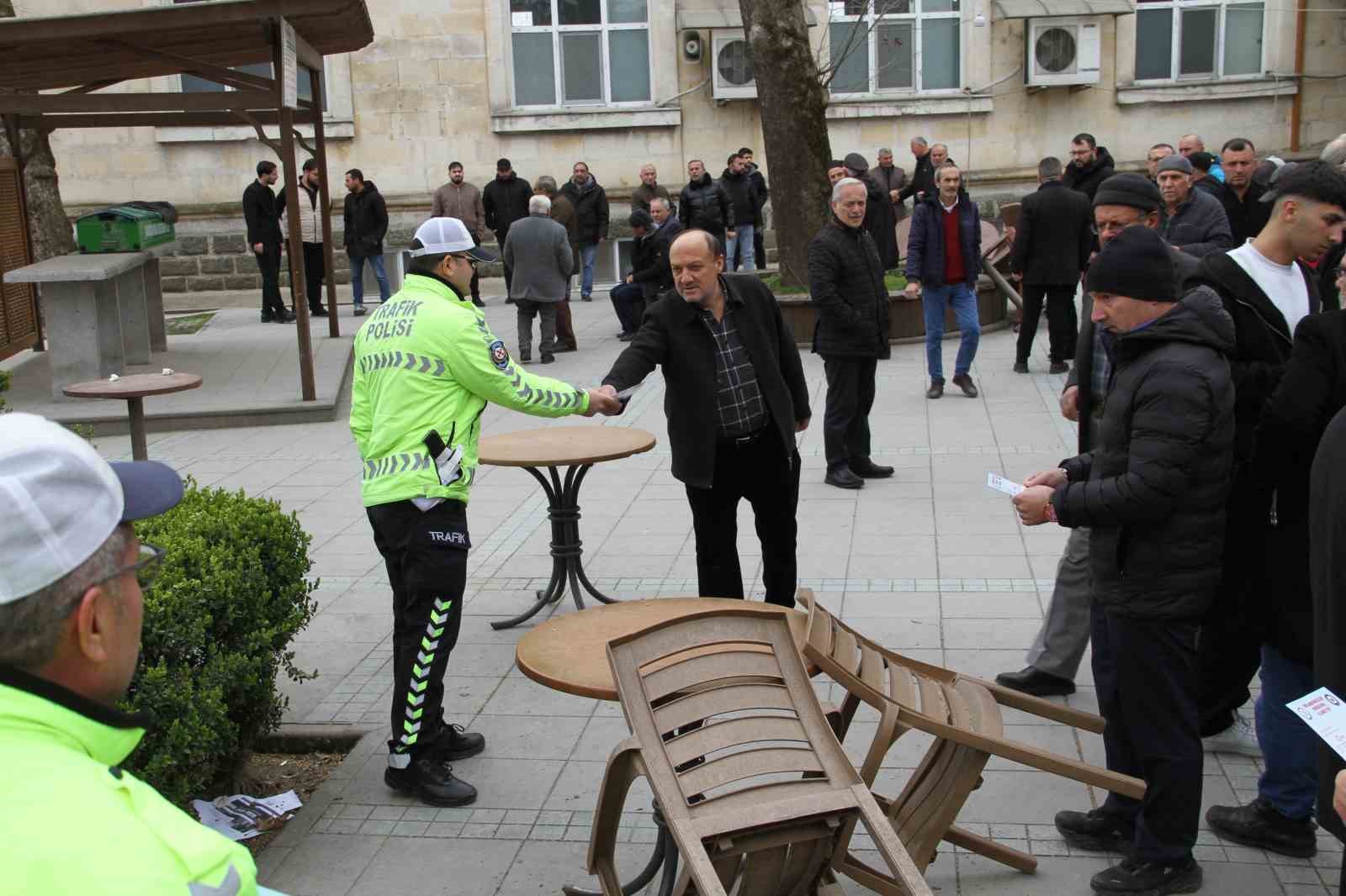 Dolandırıcılara karşı broşür dağıtımı
