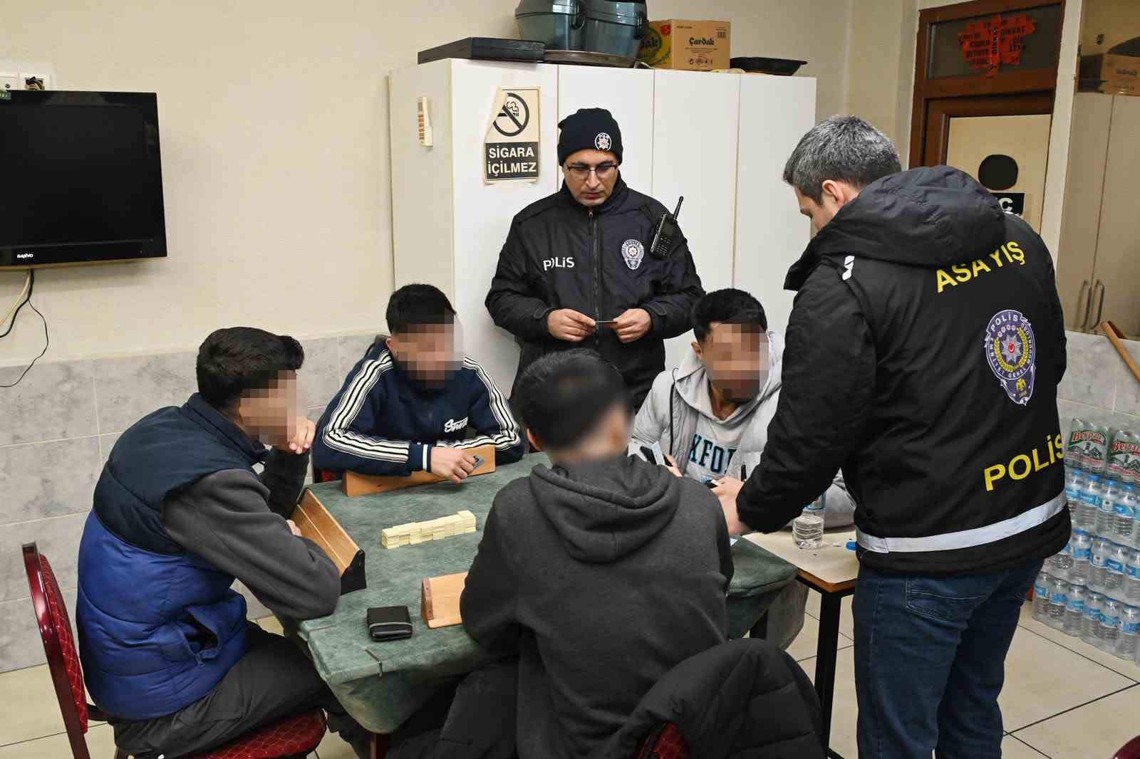 Dolandırıcılık suçundan aranan 2 kişi kumar oynarken yakalandı
