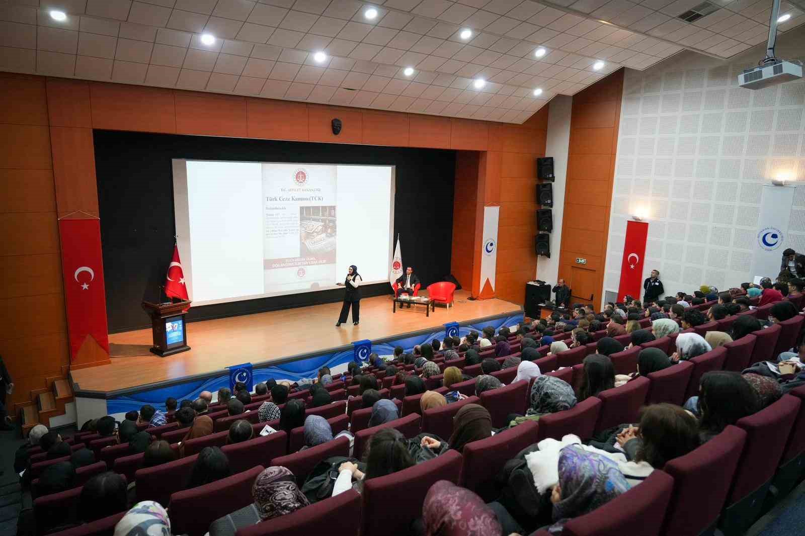 Dolandırıcılık ve kara para ile mücadeleye yönelik farkındalık programı düzenlendi
Dolandırıcılık ve kara para ile mücadeleye yönelik farkındalık programı düzenlendi