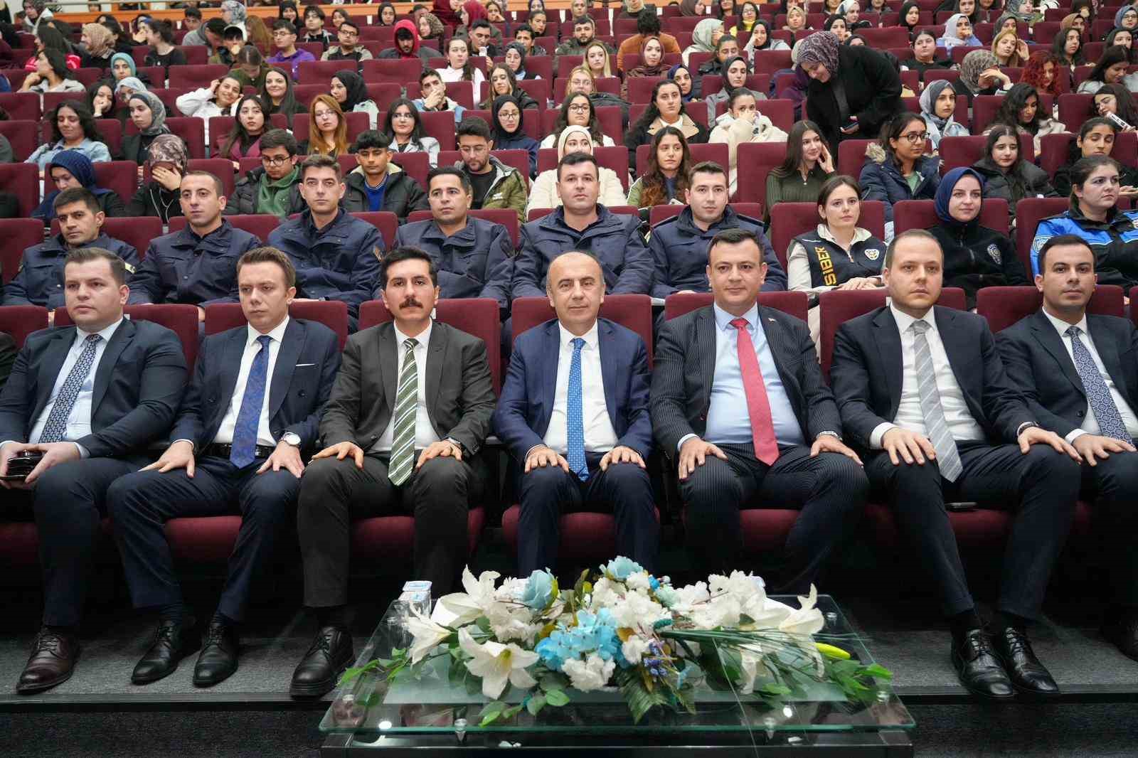 Dolandırıcılık ve kara para ile mücadeleye yönelik farkındalık programı düzenlendi
Dolandırıcılık ve kara para ile mücadeleye yönelik farkındalık programı düzenlendi