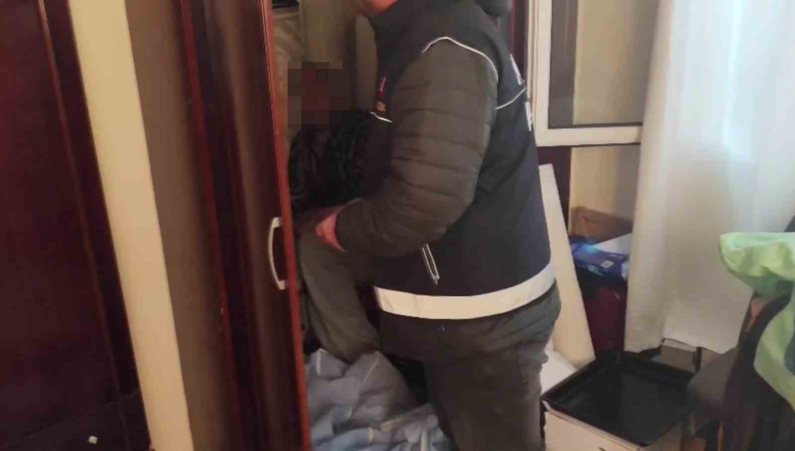 Dolaptan kıyafet değil "Torbacı" hükümlü çıktı
