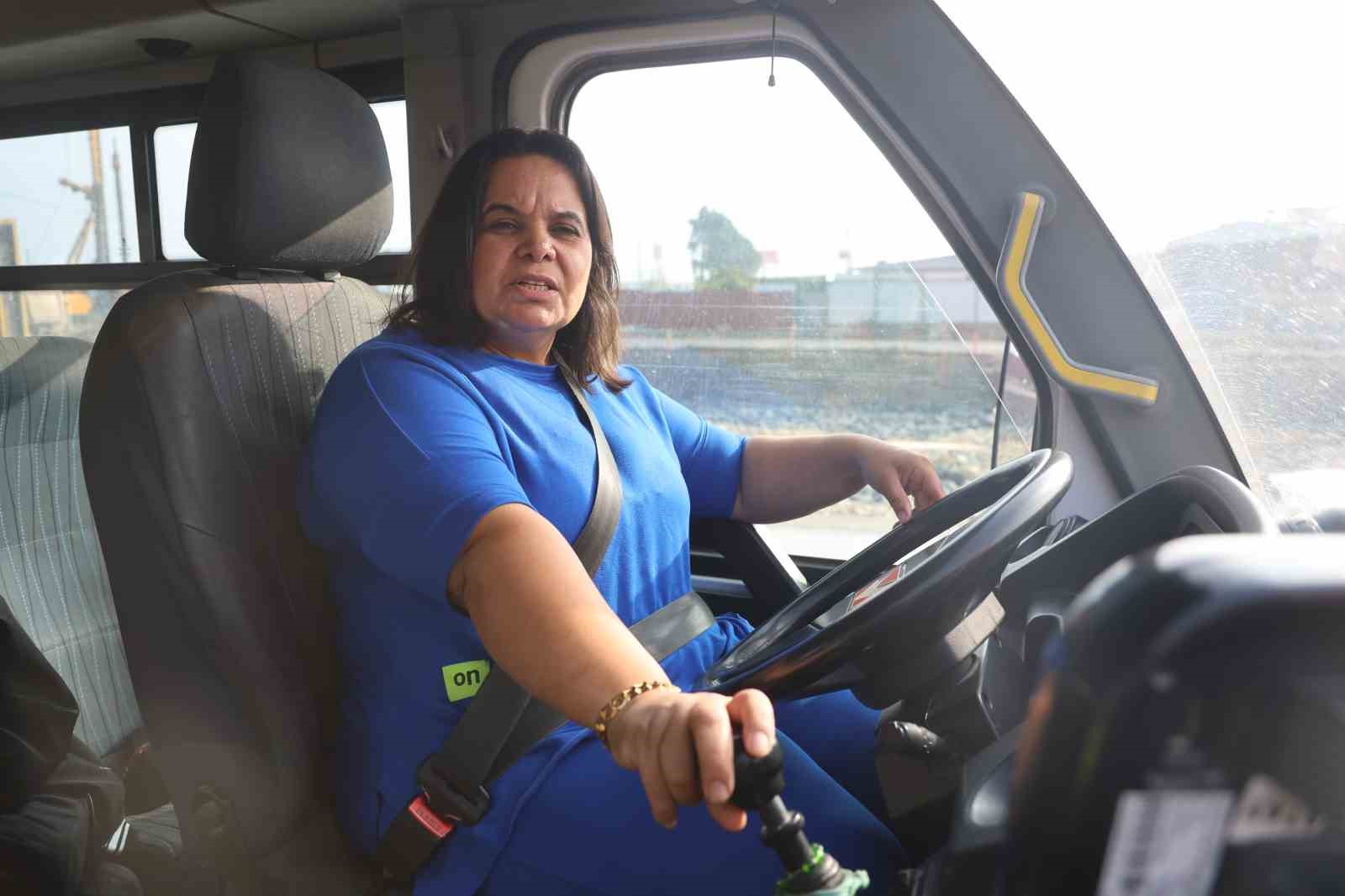 Dolmuşçu Zeynep, direksiyon sallayarak ekmek parasını kazanıyor
