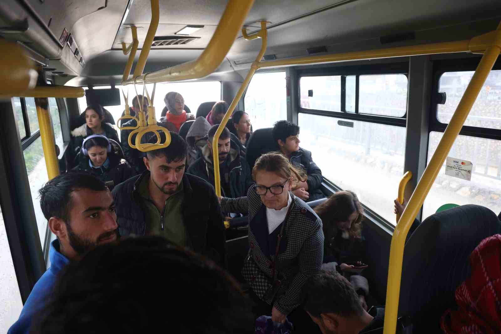 Dolmuşçu Zeynep, direksiyon sallayarak ekmek parasını kazanıyor
