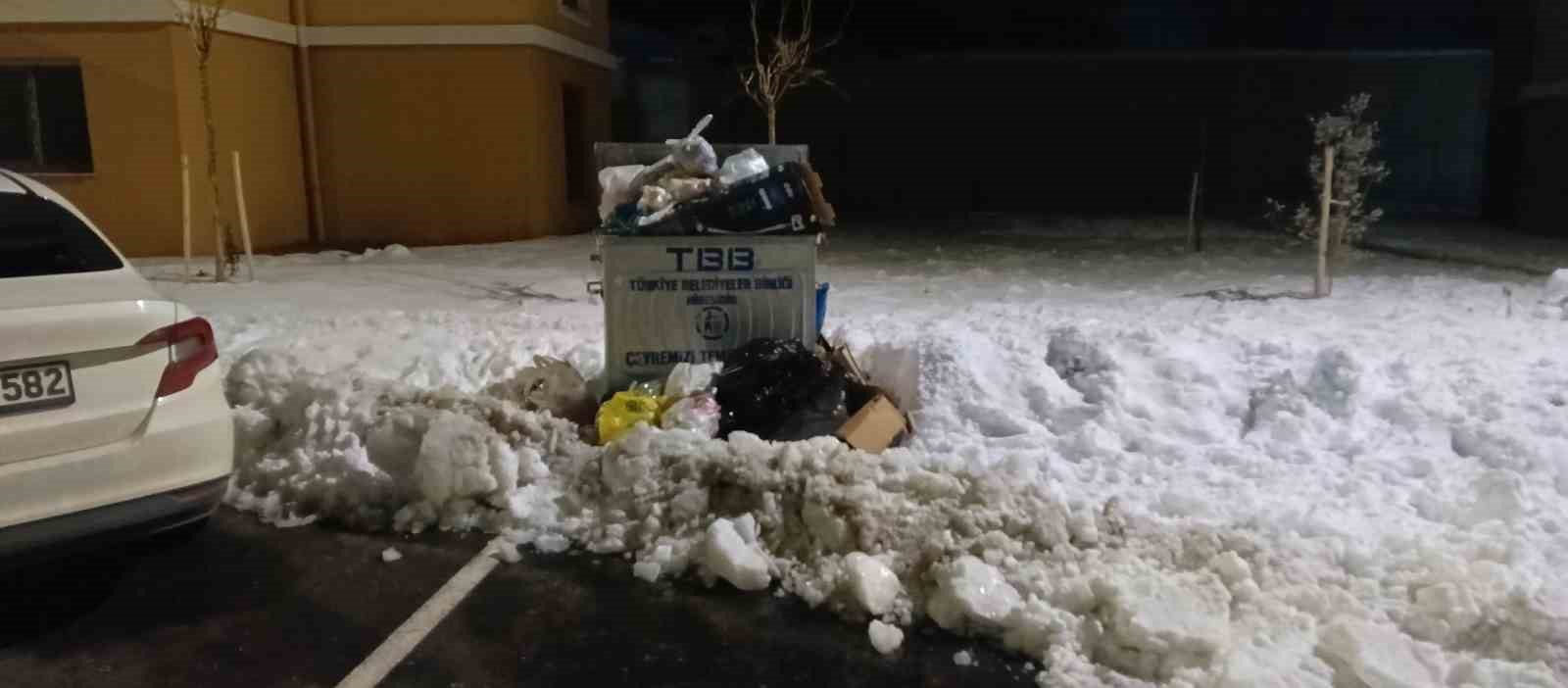 Dolup taşan çöp konteynerleri tepkilere neden oluyor
