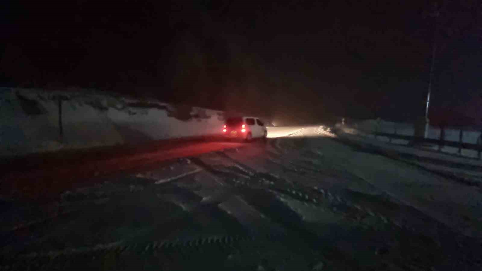 Domaniç Dağ Yolu’nda kar ve tipi etkili oldu
