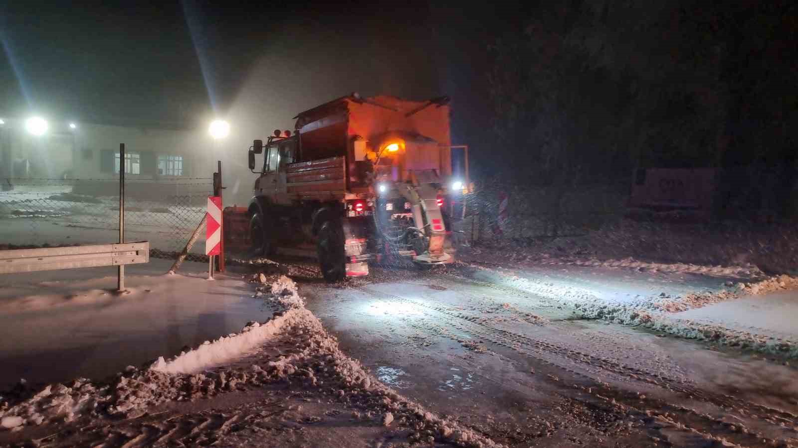 Domaniç Dağ Yolu’nda kar ve tipi etkili oldu
