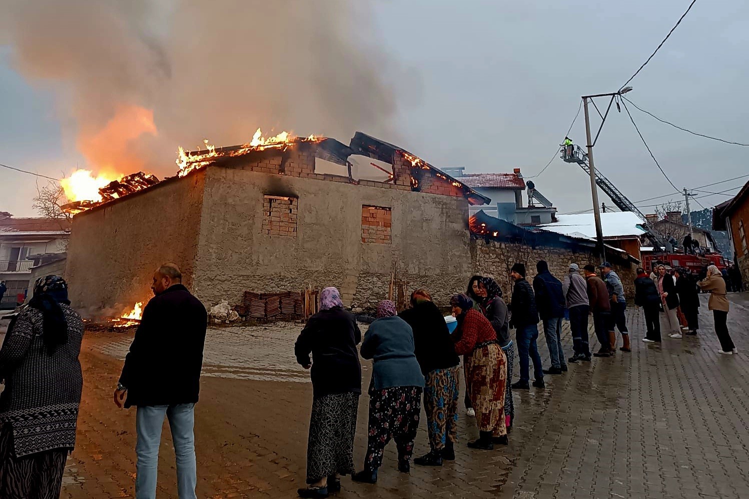 Domaniç’te ahır yangını korkuttu
