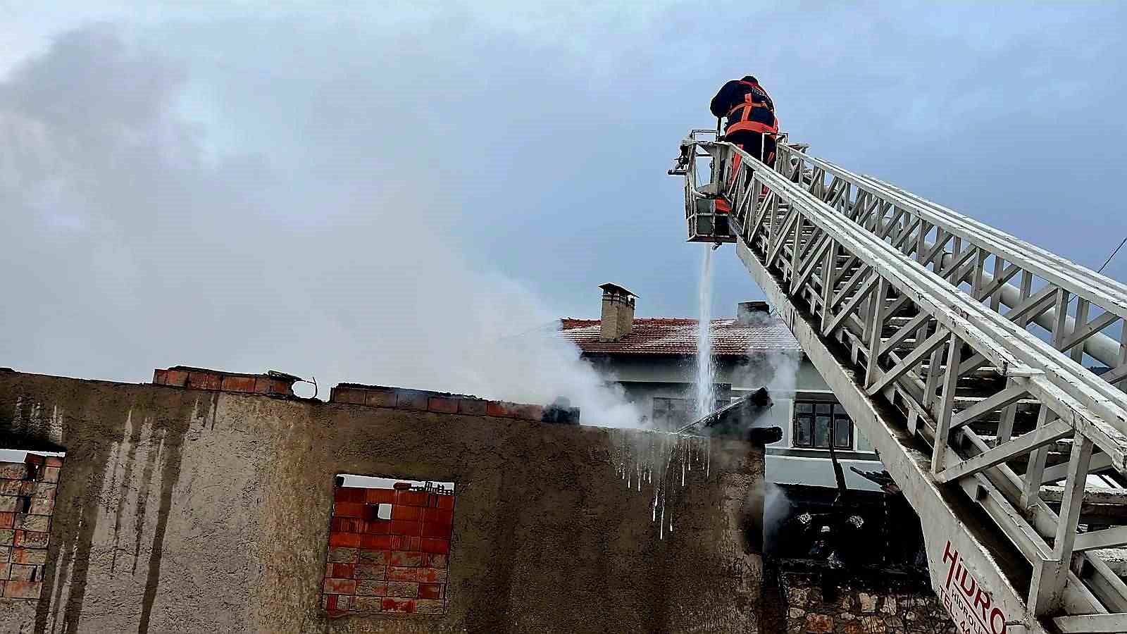 Domaniç’te ahır yangını korkuttu
