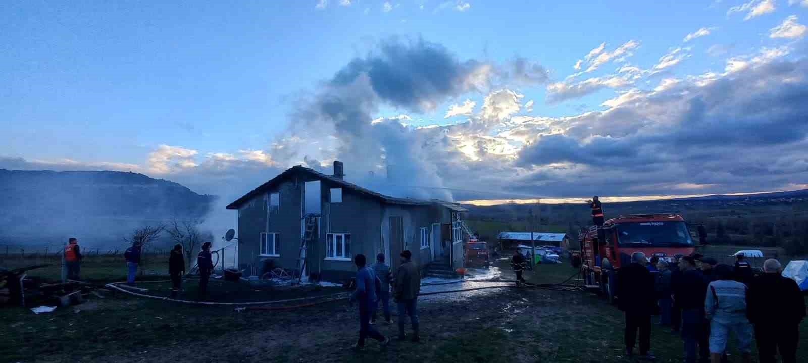 Domaniç’te çatı yangını
