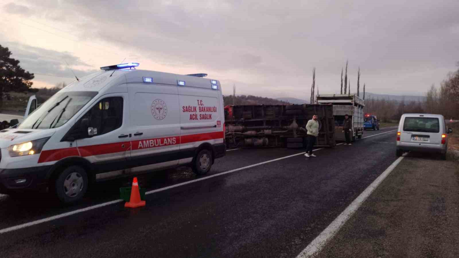 Domaniç’te kamyonet takla attı: 2 yaralı
