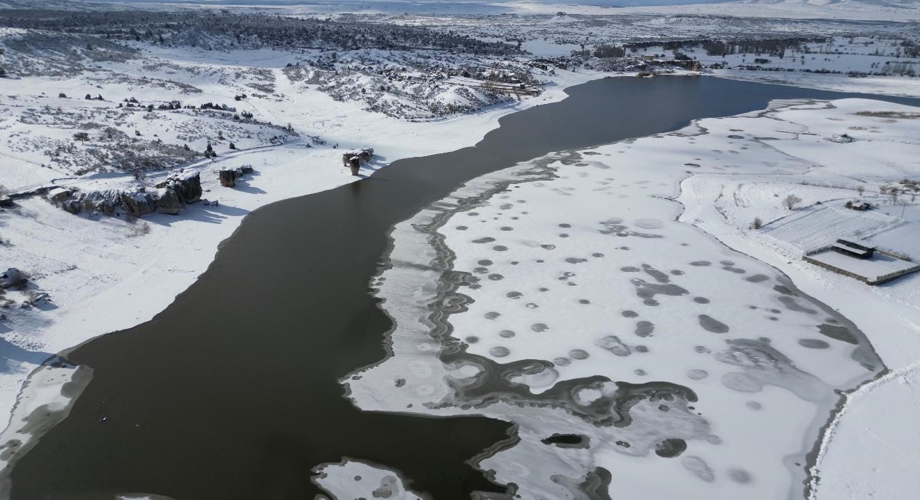 Donan Emre Gölü görüntüsüyle kartpostalları aratmadı
