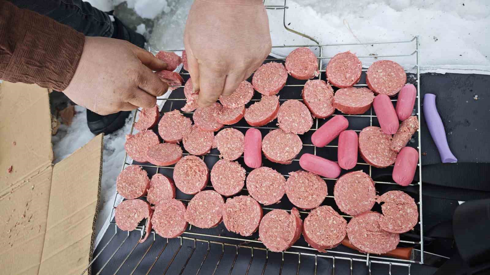 Donan Nazik Gölü üzerinde sucuk ekmek keyfi
