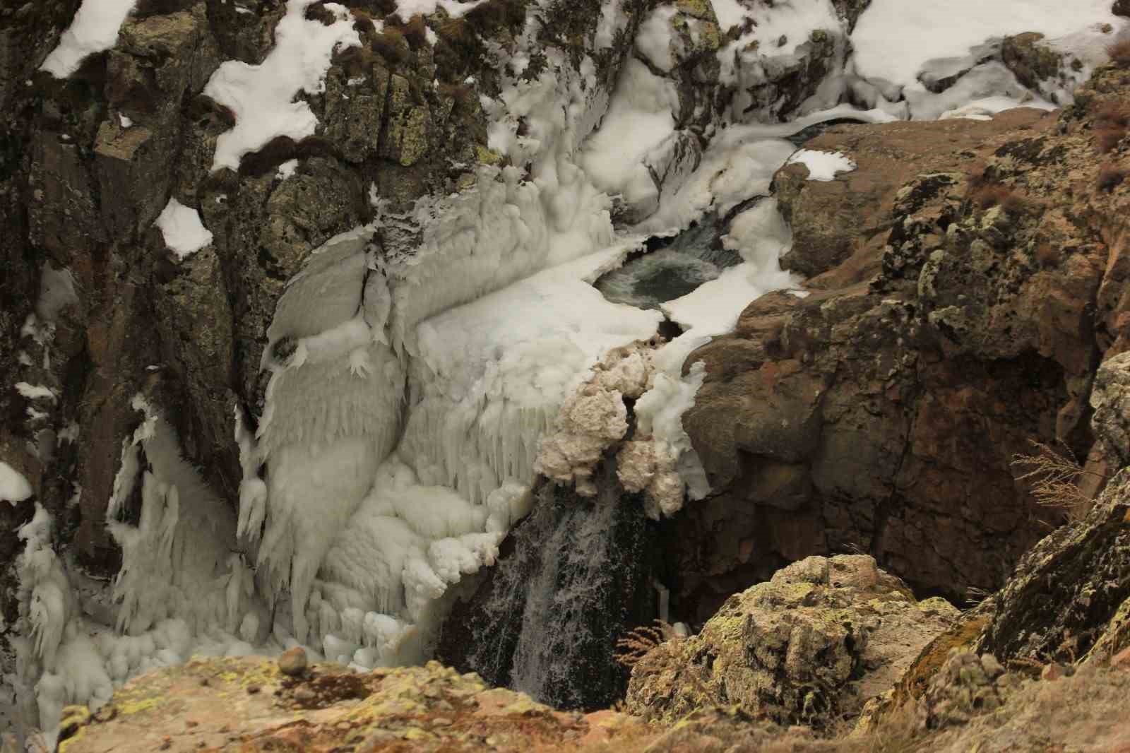 Donan şelalenin hayranlık uyandıran görüntüsü
