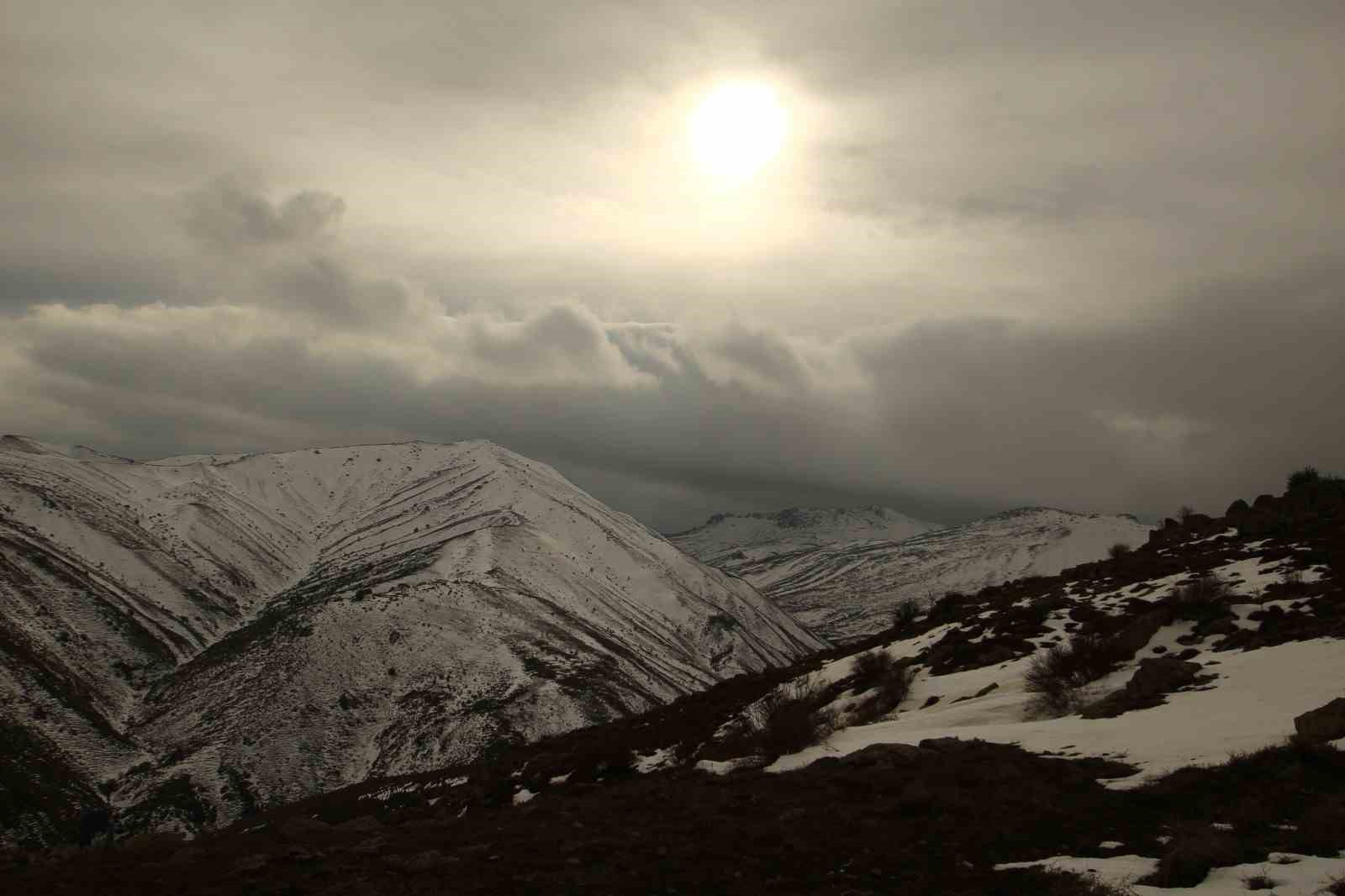 Donan şelalenin hayranlık uyandıran görüntüsü
