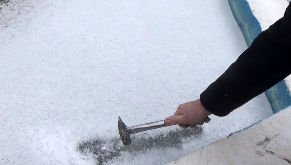 Donan süs havuzunda kimisi gezdi, kimisi ise buzu çekiçle kırmaya çalıştı
