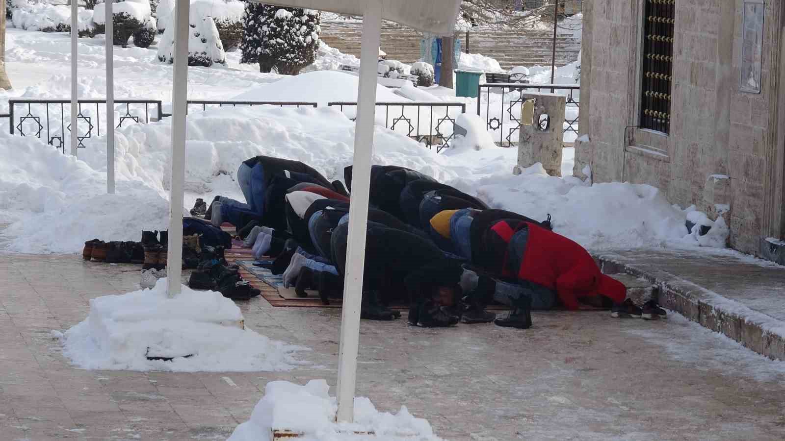 Dondurucu soğuğa aldırış etmediler
