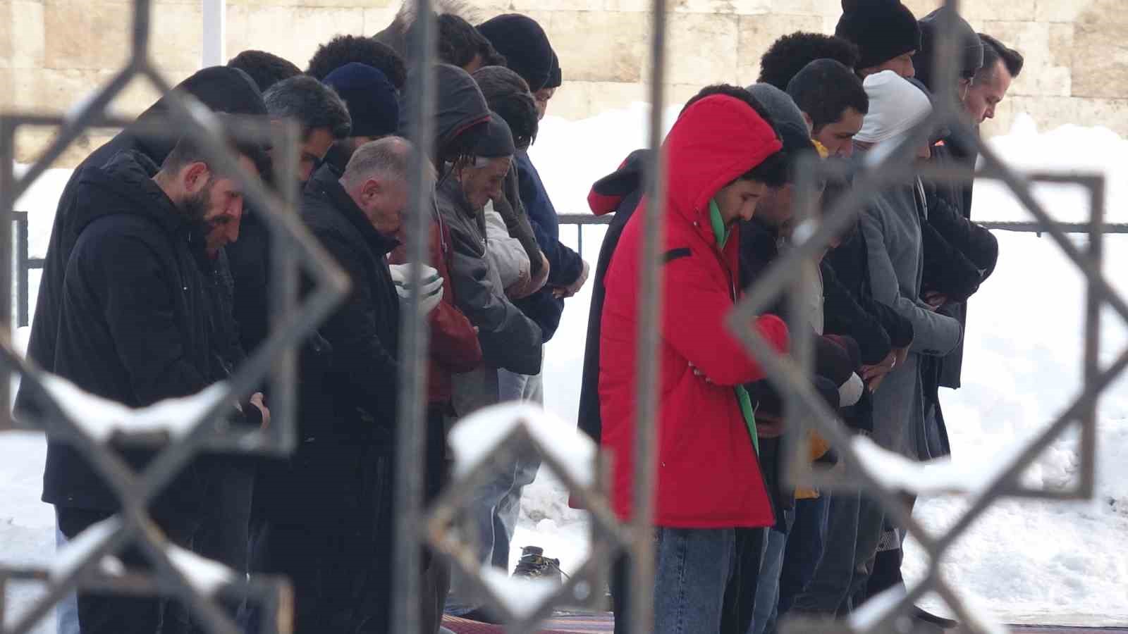 Dondurucu soğuğa aldırış etmediler
