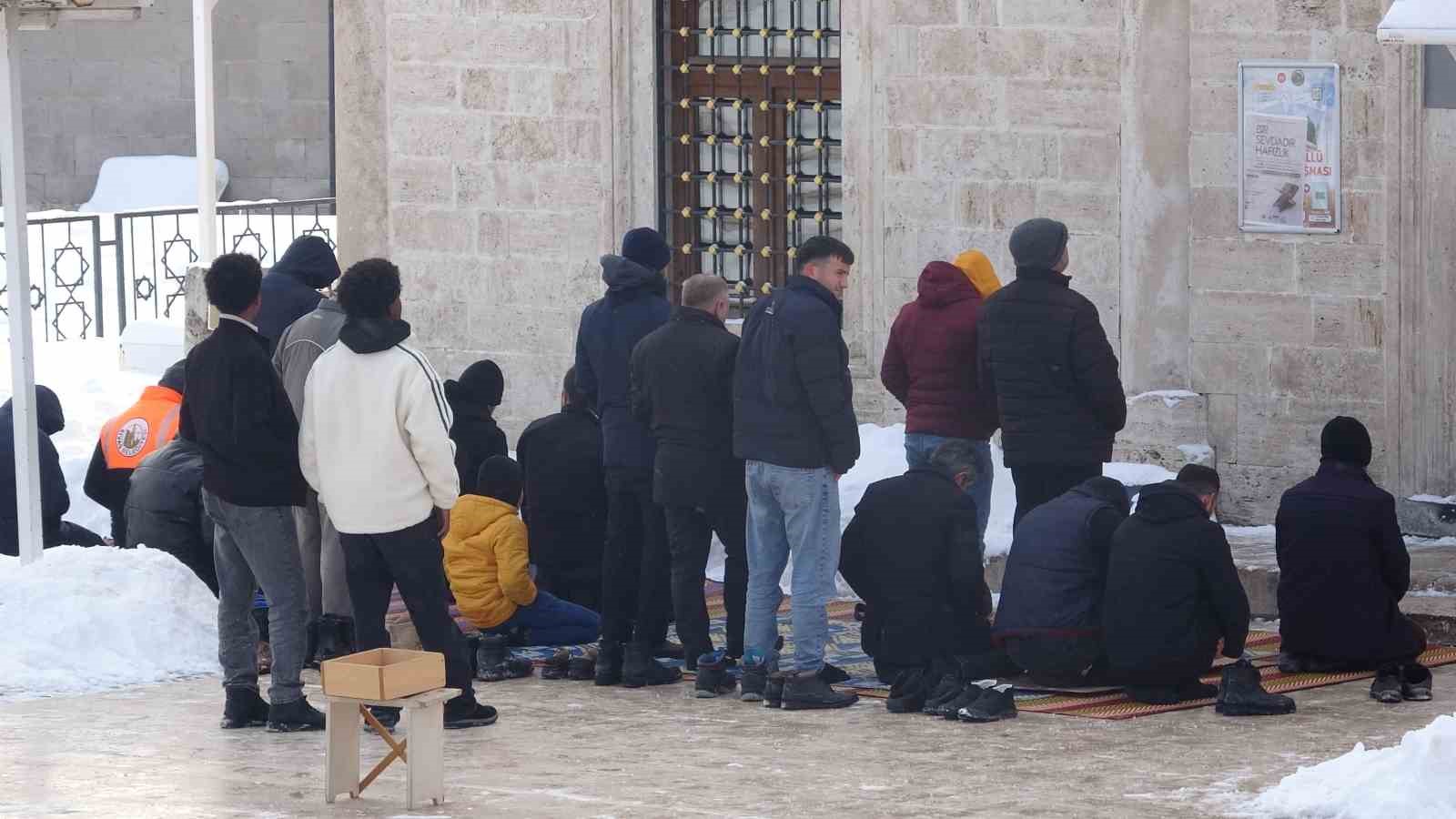 Dondurucu soğuğa aldırış etmediler
