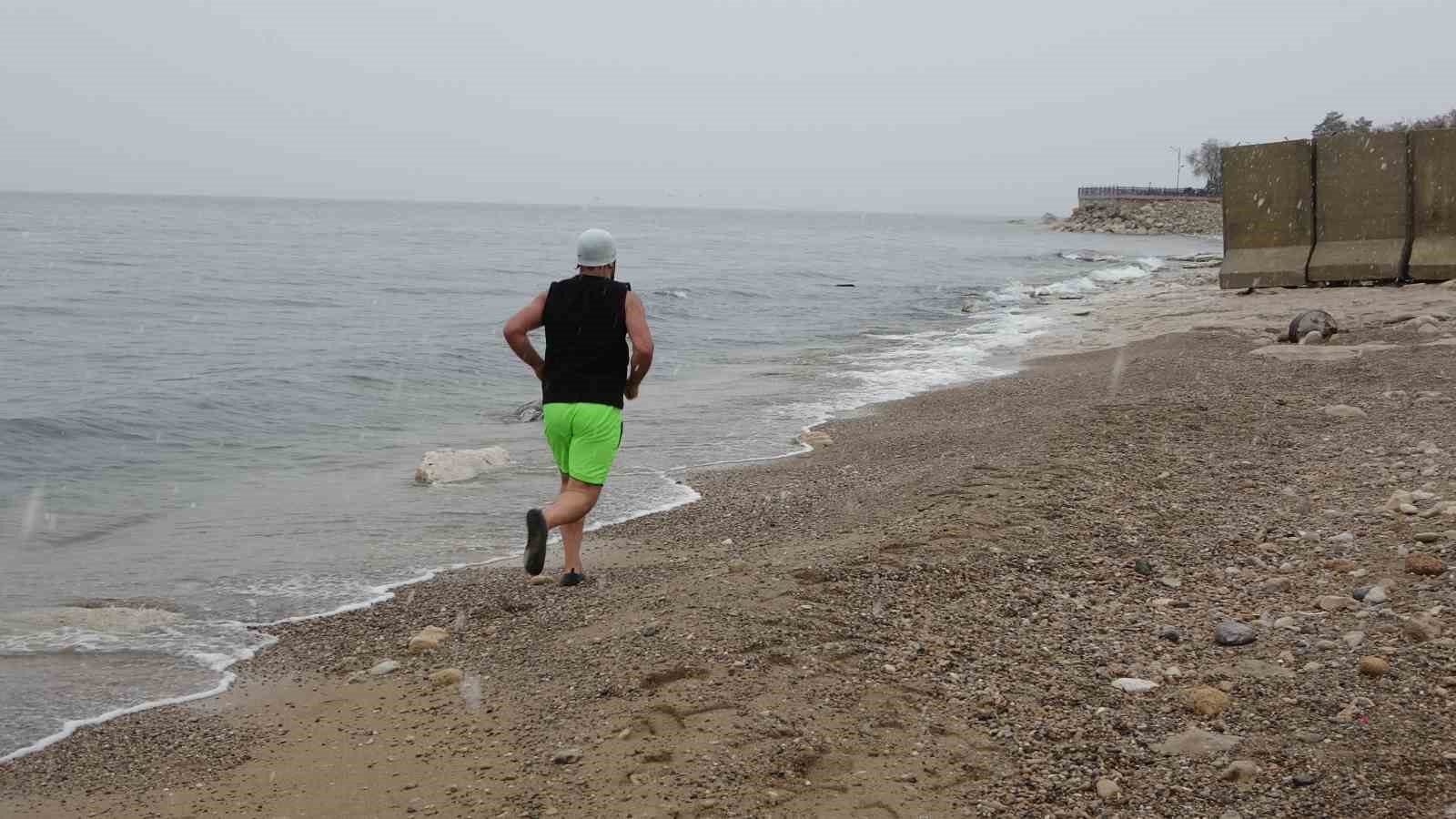 Dondurucu soğuğa meydan okudu: Van Gölü’nde şifa kulaçları
