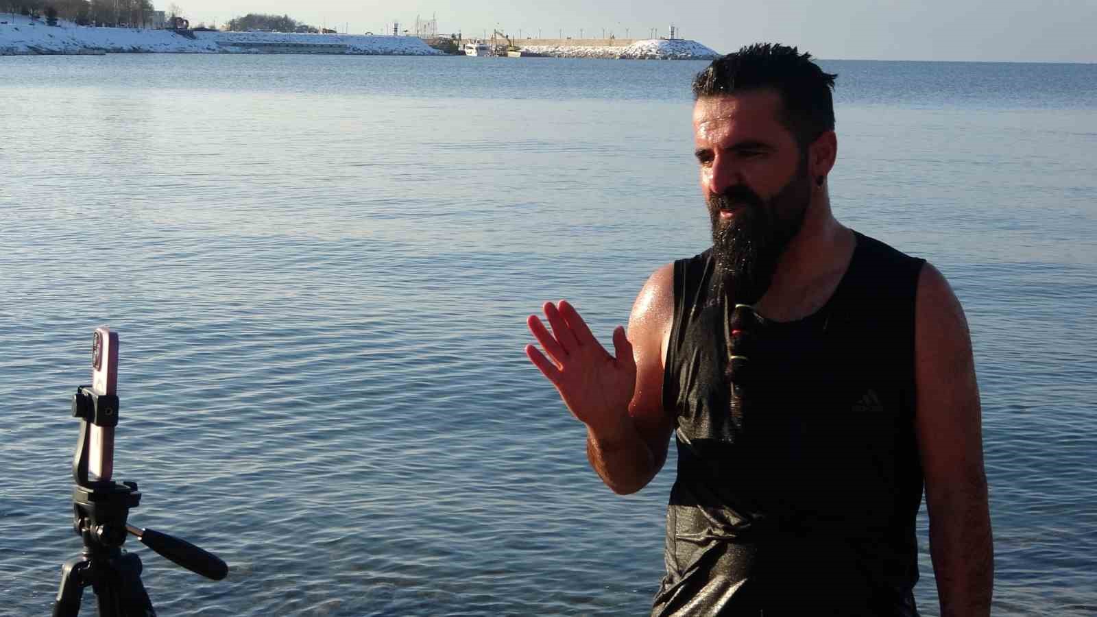 Dondurucu soğuğa meydan okudular: Van Gölü’nde eksi 9 derecede yüzme mesaisi
Dondurucu soğuğa meydan okudular: Van Gölü’nde eksi 9 derecede yüzme mesaisi