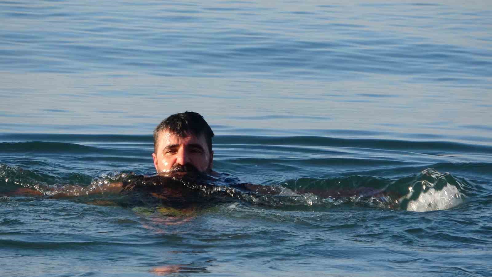 Dondurucu soğuğa meydan okudular: Van Gölü’nde eksi 9 derecede yüzme mesaisi
Dondurucu soğuğa meydan okudular: Van Gölü’nde eksi 9 derecede yüzme mesaisi