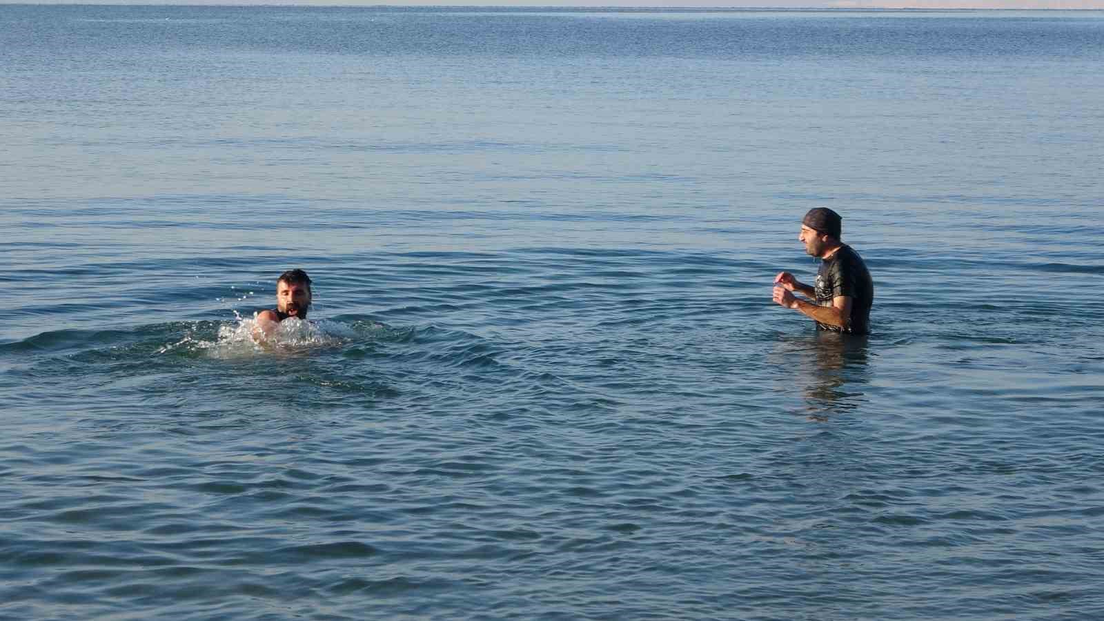 Dondurucu soğuğa meydan okudular: Van Gölü’nde eksi 9 derecede yüzme mesaisi
Dondurucu soğuğa meydan okudular: Van Gölü’nde eksi 9 derecede yüzme mesaisi
