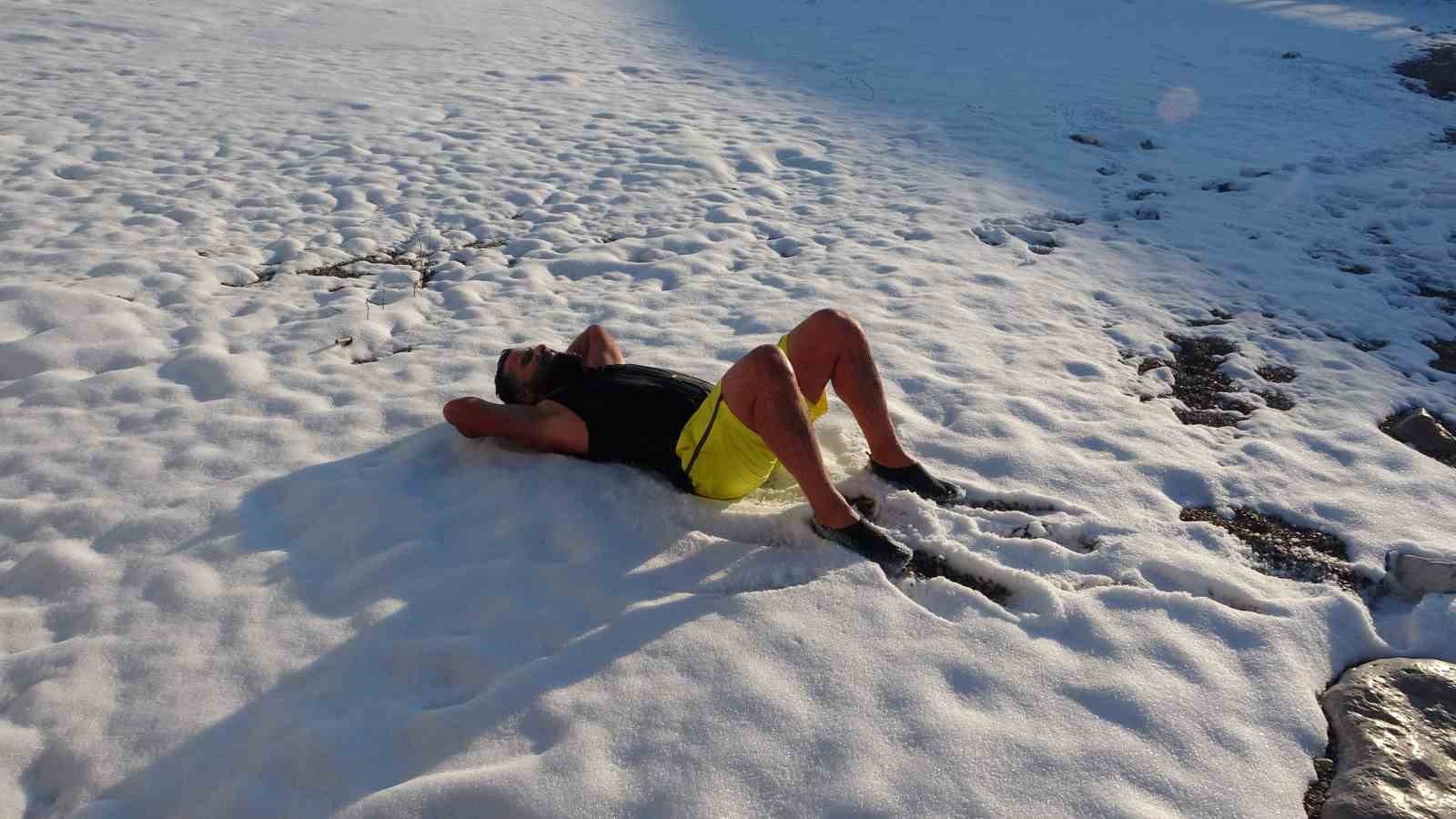 Dondurucu soğuğa meydan okudular: Van Gölü’nde eksi 9 derecede yüzme mesaisi
Dondurucu soğuğa meydan okudular: Van Gölü’nde eksi 9 derecede yüzme mesaisi