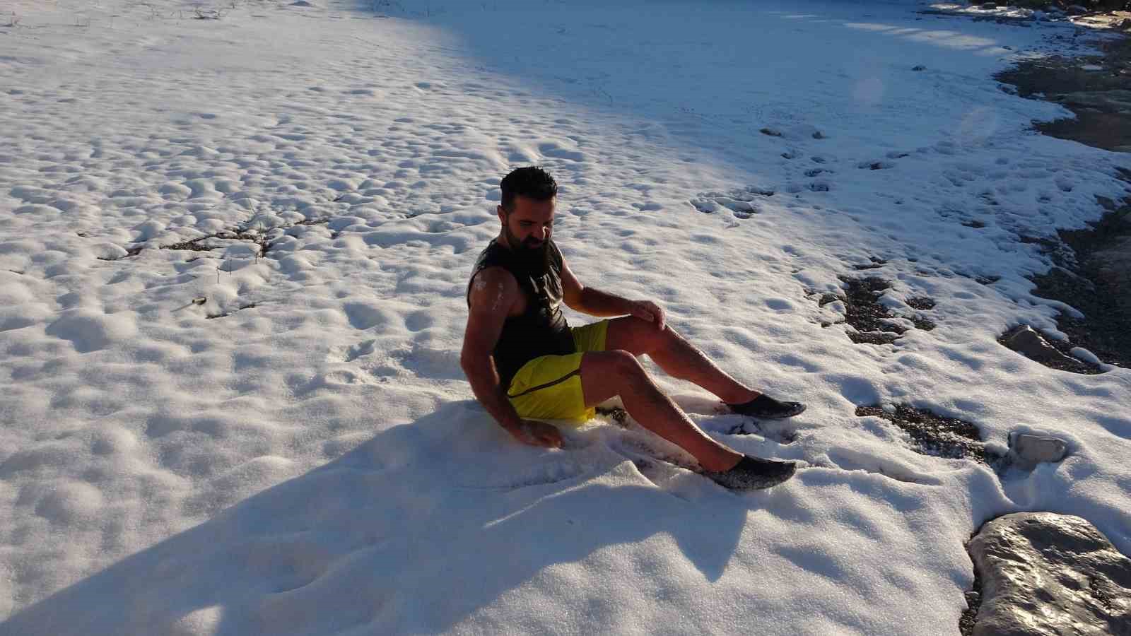 Dondurucu soğuğa meydan okudular: Van Gölü’nde eksi 9 derecede yüzme mesaisi
Dondurucu soğuğa meydan okudular: Van Gölü’nde eksi 9 derecede yüzme mesaisi