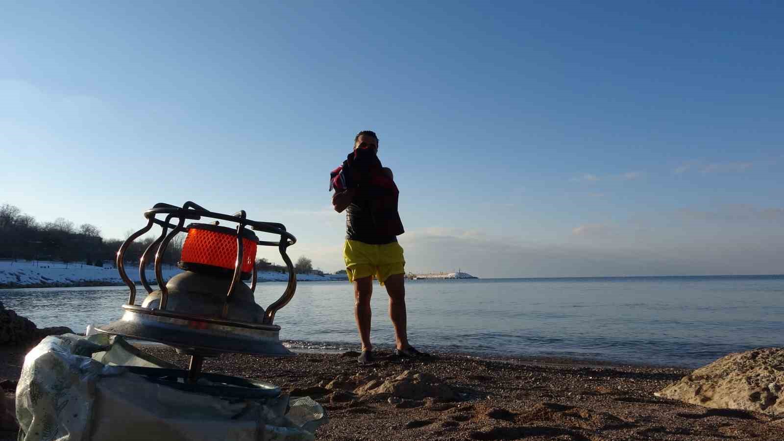 Dondurucu soğuğa meydan okudular: Van Gölü’nde eksi 9 derecede yüzme mesaisi
Dondurucu soğuğa meydan okudular: Van Gölü’nde eksi 9 derecede yüzme mesaisi