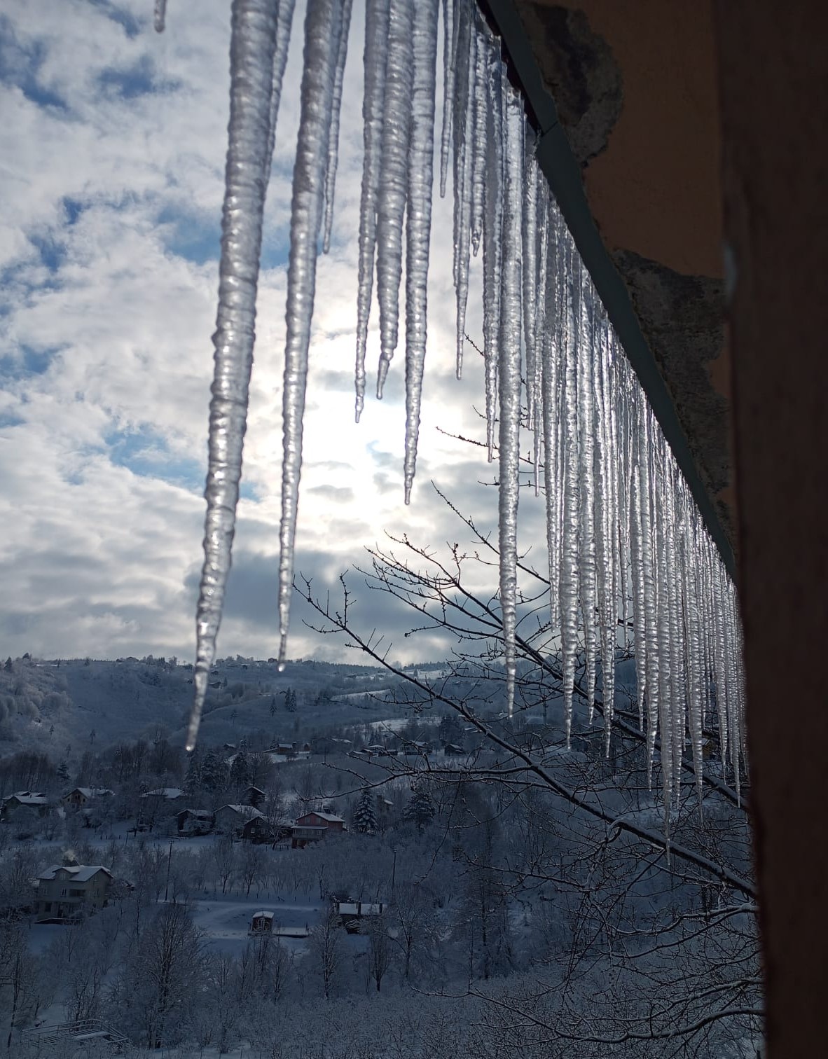 Dondurucu soğuk çatılarda buz sarkıtlarına dönüştü
