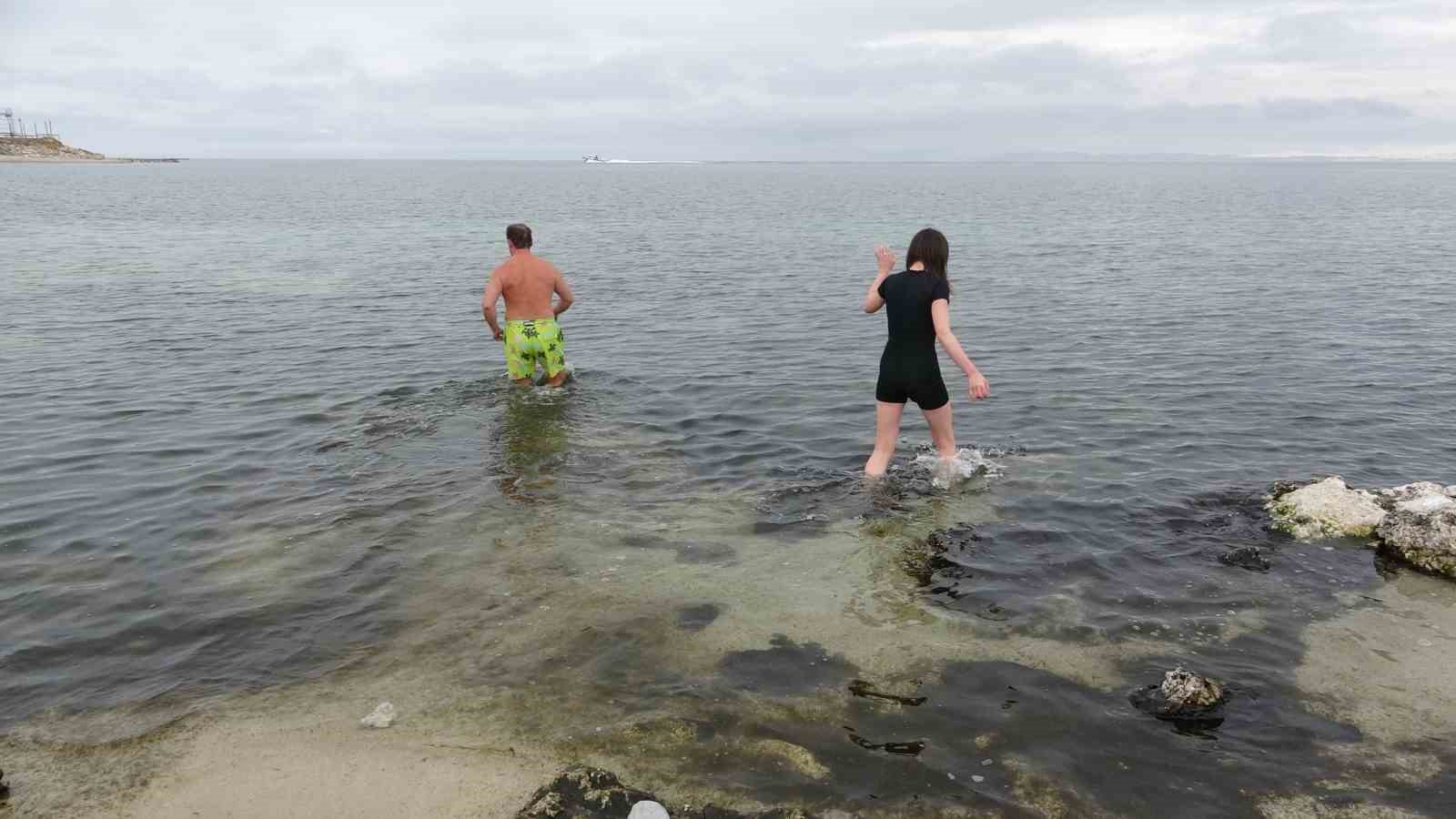 Dondurucu soğukta Van Gölü’nde yüzdüler
