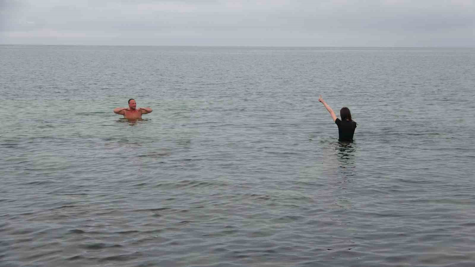 Dondurucu soğukta Van Gölü’nde yüzdüler
