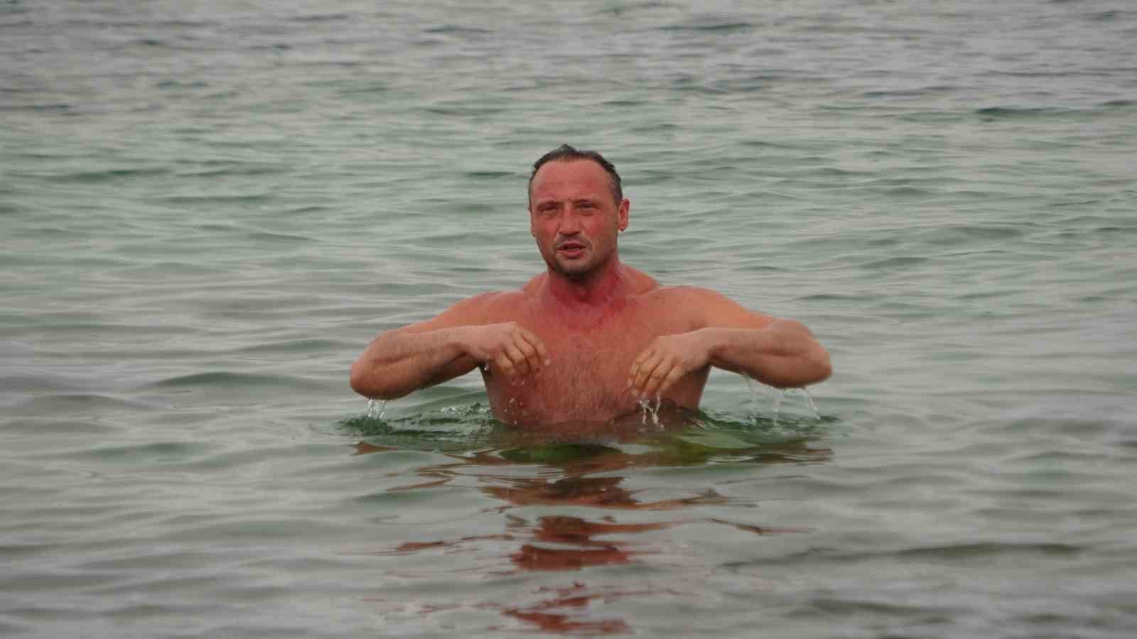 Dondurucu soğukta Van Gölü’nde yüzdüler
